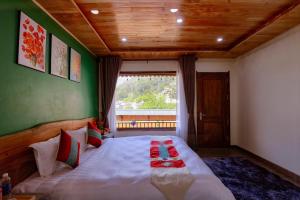 Tempat tidur dalam kamar di Alley House Sapa Homestay