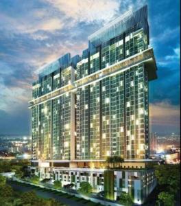 un revestimiento de un gran edificio con luces en Paragon Seaview 30th Floor【2BR Near CIQ】Netflix, en Johor Bahru