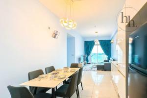 comedor con mesa y sillas en Paragon Seaview 30th Floor【2BR Near CIQ】Netflix, en Johor Bahru