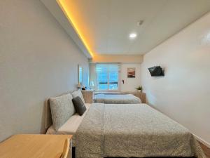 um quarto com 2 camas e um sofá em Seoul Grand Hostel EWHA Univ em Seul