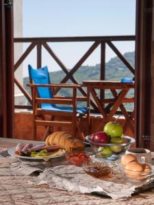 une table avec des assiettes de nourriture sur une table dans l'établissement Astromeria, à Makrirrákhi