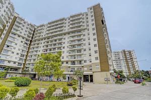 ein großes Apartmenthaus mit einem Park davor in der Unterkunft OYO Life 93065 Apartemen Gateway Pasteur By Glory Rent in Bandung