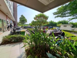 eine Gruppe von Motorrädern, die außerhalb eines Gebäudes geparkt sind in der Unterkunft OYO Life 93140 Apartment Grand Sentraland By Fahri in Jaken 1