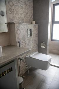 古萊比耶的住宿－Dar Gino，浴室配有白色卫生间和盥洗盆。