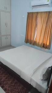 Ένα ή περισσότερα κρεβάτια σε δωμάτιο στο sri venkateswara Grand homestay- Hill View ,Ac service Apartment ,Nearest to Alipiri