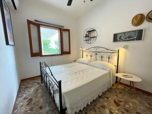 una camera da letto con un letto e una finestra di Scialandre by LoveSud a Patù