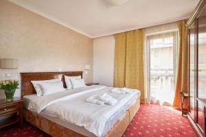 1 dormitorio con 1 cama grande y toallas. en Woźniak Residence en Karpacz