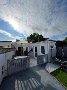 uma casa com um pátio com uma bandeira em Garden Place em Clevedon