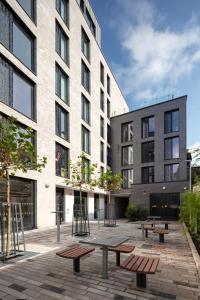 une cour avec des bancs en face d'un bâtiment dans l'établissement Coleman Court Summer Accommodation, à Cork