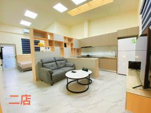 台南的住宿－獨墅一格，客厅配有沙发和桌子