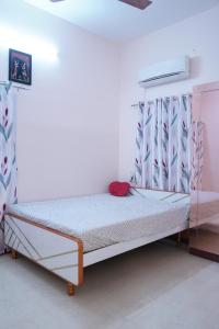 Un pat sau paturi într-o cameră la Visalam service apartment