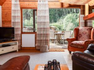un soggiorno con divano e TV di Trout River Retreat a Exeter