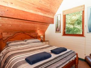 sypialnia z łóżkiem w drewnianym domku w obiekcie Trout River Retreat w mieście Exeter
