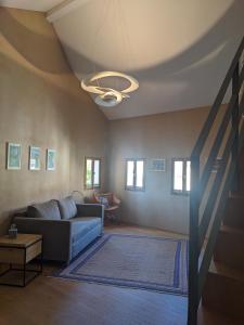 a living room with a couch and a ceiling at Ferienwohnung Kallmünz_Luftschloss in Kallmünz