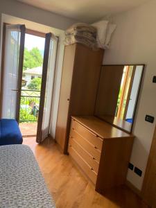 コンメッツァドゥーラにあるCasa Stefaniのベッドルーム(ドレッサー、大きな鏡付)