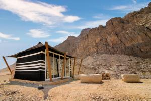 budynek w środku pustyni z górą w obiekcie Pura Eco Retreat, Jebel Hafit Desert Park w mieście Al-Ajn