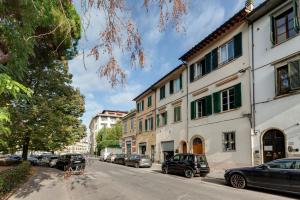 una strada con auto parcheggiate sul lato della strada di Mamo Florence - Il Prato Apartment a Firenze