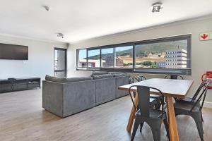 sala de estar con sofá y mesa en The Paragon Explore Cape Town from a Stylish Home, en Ciudad del Cabo