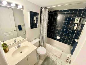 La salle de bains est pourvue d'un lavabo, de toilettes et d'une douche. dans l'établissement King West Private Rooftop Retreat, à Toronto