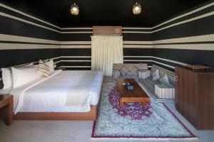 Una cama o camas en una habitación de Pura Eco Retreat, Jebel Hafit Desert Park