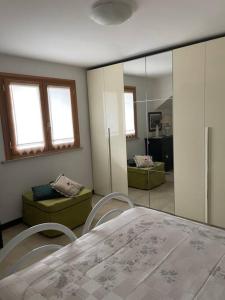1 dormitorio con 1 cama y 1 habitación con espejo en Mary House - golf - Marco Simone, en Marco Simone