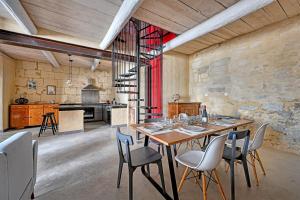 cocina y comedor con mesa y sillas en La Bastideto - Piscine - AC CLim - Alpilles, en Maillane