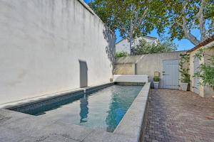 una piscina en la parte lateral de un edificio en La Bastideto - Piscine - AC CLim - Alpilles, en Maillane