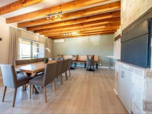 a dining room with a long table and chairs at Aan de Paarlberg in Paarl