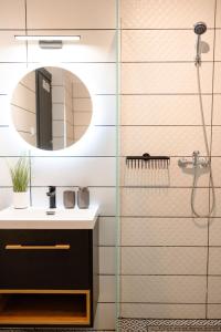 een badkamer met een wastafel en een spiegel bij BB21 Apartman Eger - City centre in Eger