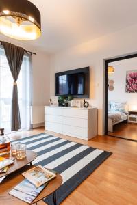 een woonkamer met een tv en een tafel bij BB21 Apartman Eger - City centre in Eger
