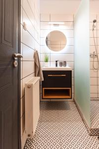 een badkamer met een wastafel en een spiegel bij BB21 Apartman Eger - City centre in Eger