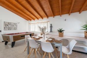 uma sala de jantar com uma mesa de pingue-pongue e uma mesa de bilhar em Refugi De Les Aguiles em Lloseta