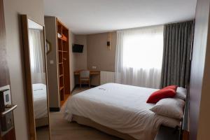 Postel nebo postele na pokoji v ubytování Hôtel Les Arches + 17 fotografií