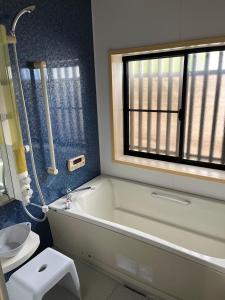Koupelna v ubytování Vacation Rental -otonarisan-一軒家貸切- 駐車場無料