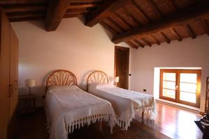 a bedroom with two beds and a window at Azienda Agricola Fornaci di Sotto in Castelnuovo Berardenga