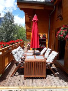 Séjour en famille dans un chalet cosy!的阳台或露台
