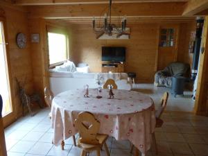 a dining room with a table with a pink table cloth at Séjour en famille dans un chalet cosy! in Briançon