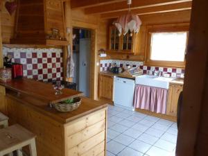 Séjour en famille dans un chalet cosy!的厨房或小厨房
