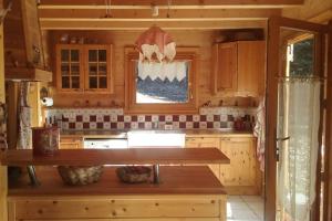布里昂松Séjour en famille dans un chalet cosy!的厨房配有木制橱柜和木制台面