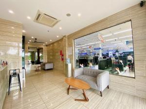 TV a/nebo společenská místnost v ubytování The Luxe Hotel Châu Đốc