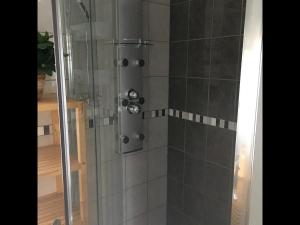 eine Dusche mit Glastür im Bad in der Unterkunft La Petite Maison Du Montjard 