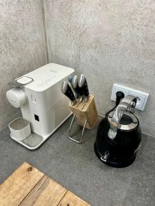 - ekspres do kawy i czajnik na ladzie w obiekcie CITY CENTRUM CHARMING apartment w Pradze