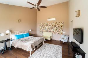um quarto com uma cama e uma ventoinha de tecto em villa 1314 em Kasauli