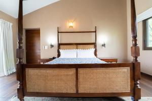 um quarto com uma cama grande e uma estrutura em madeira em villa 1314 em Kasauli