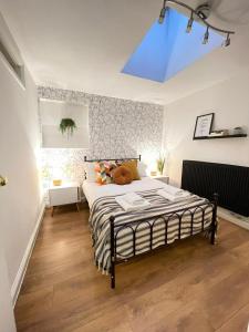 a bedroom with a bed with a teddy bear on it at Stylish One Bedroom Apartment in Oxford