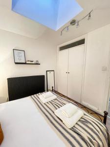 a bedroom with a bed with two pillows on it at Stylish One Bedroom Apartment in Oxford