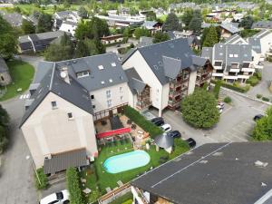 een luchtzicht op een huis met een zwembad bij Résidence Les Arches in Saint-Lary-Soulan