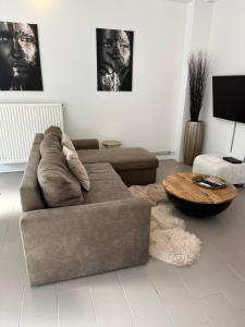 Una sala de estar con un sofá y una mesa de café. en Antwerp West Side, en Zwijndrecht