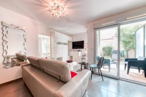 un soggiorno con divano e tavolo di Superbe appartement à Decines a Décines-Charpieu