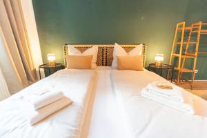 Katil atau katil-katil dalam bilik di RR - Comfortable Apartment 60 qm - Central - WIFI